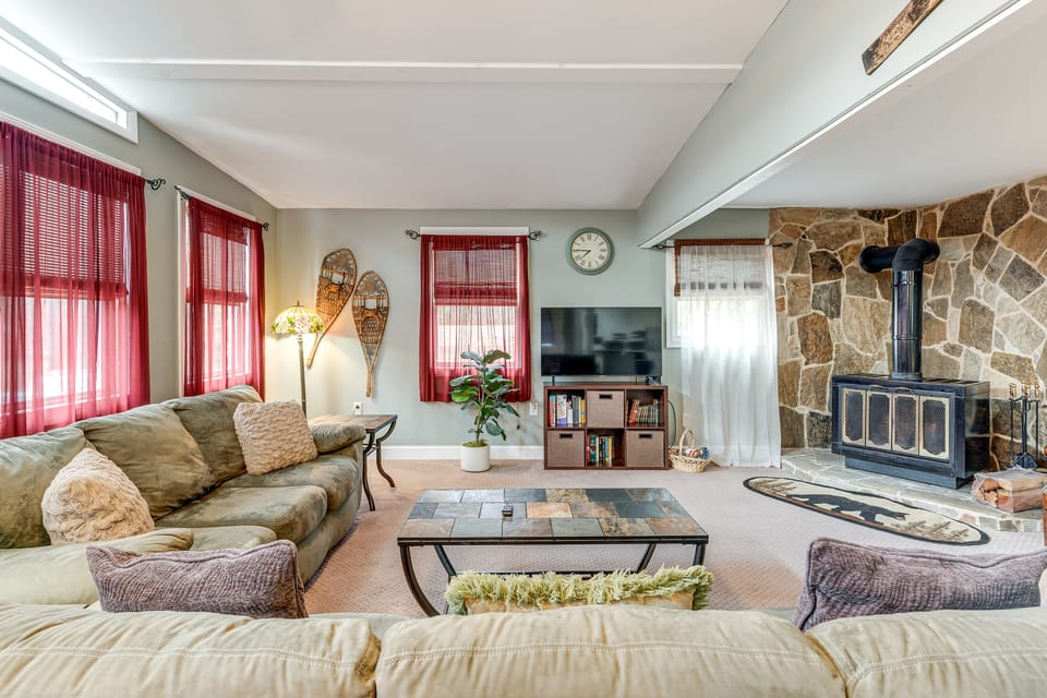 Fire Pit, Gas Grill: Pet-Friendly Blakeslee Home! House in Tunkhannock Township
