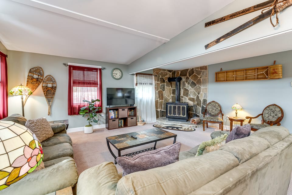 Fire Pit, Gas Grill: Pet-Friendly Blakeslee Home! House in Tunkhannock Township