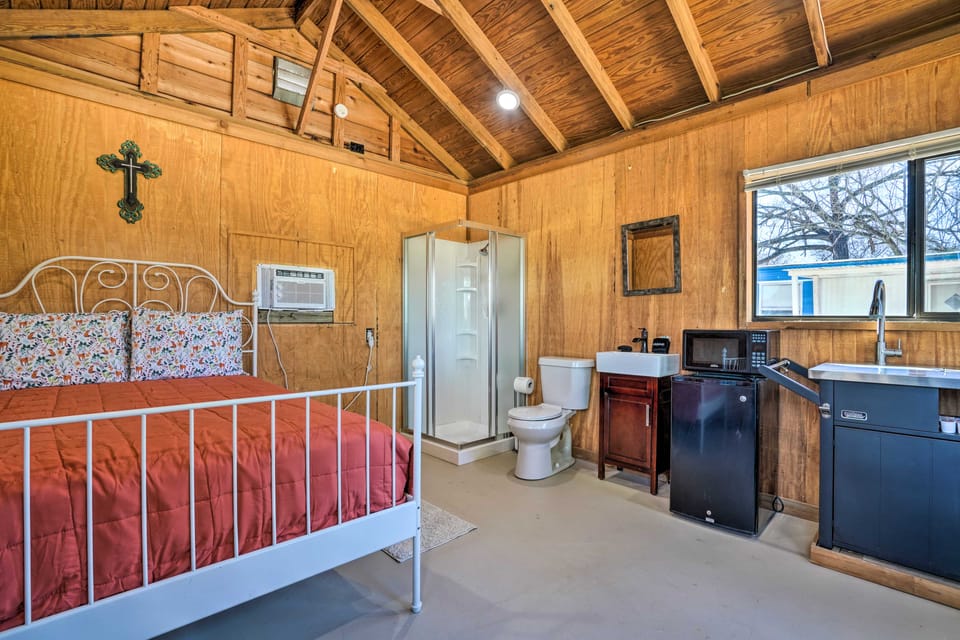 Lake Dunlap Studio w/ Shared Boat Ramp, Dock Apartment in New Braunfels