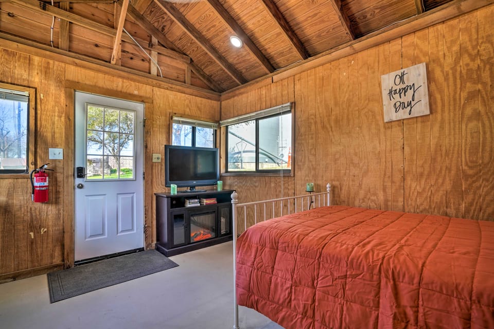 Lake Dunlap Studio w/ Shared Boat Ramp, Dock Apartment in New Braunfels