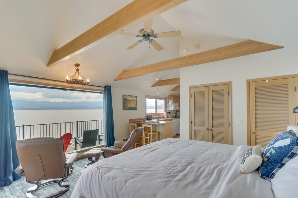 Cozy Flathead Lake Cabin w/ Picturesque View Apartment in Lakeside