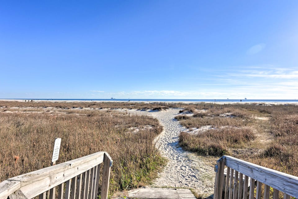 Ocean Views, On-Site Beach Access: Dauphin Island Apartment in Dauphin Island