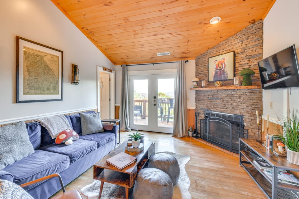 Lakemont Mountain Cabin w/ Game Room & Hot Tub! House in Georgia