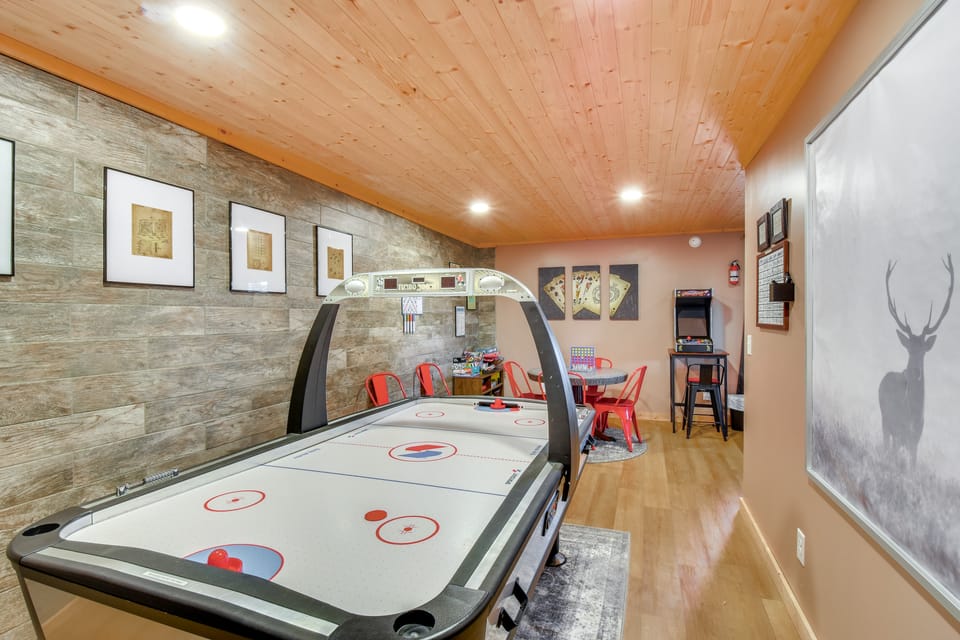 Lakemont Mountain Cabin w/ Game Room & Hot Tub! House in Georgia
