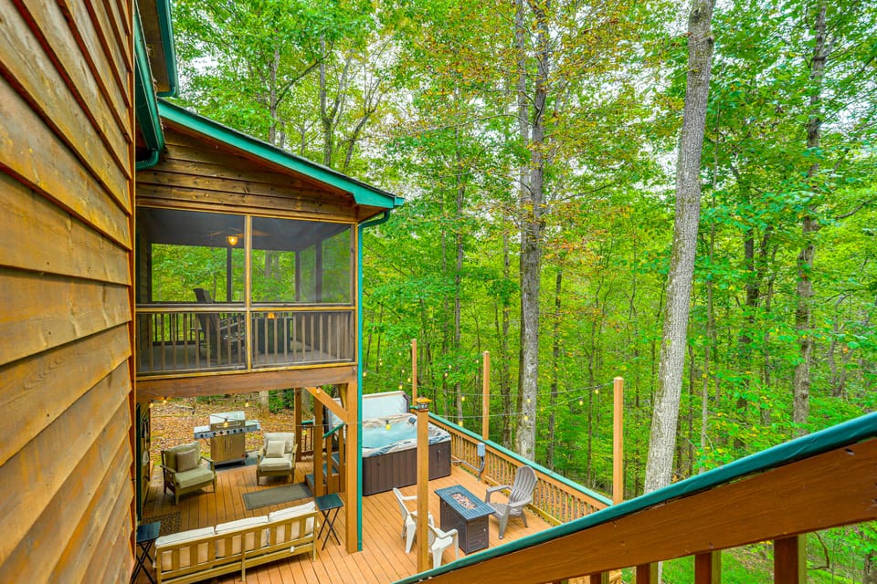 Hot Tub & Hikes: Dahlonega Cabin - 4 Mi to Town! House in Georgia