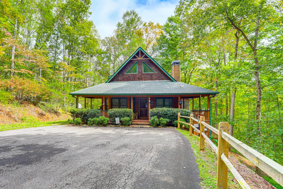 Hot Tub & Hikes: Dahlonega Cabin - 4 Mi to Town! House in Georgia