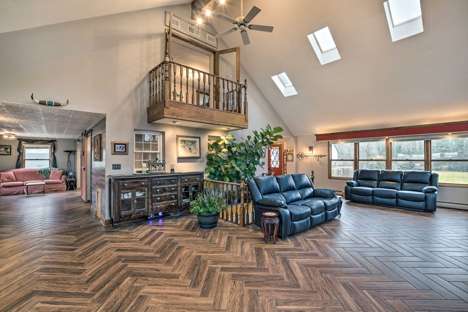 Pet-Friendly Bartlett Farmhouse w/ Deck! House in Bartlett