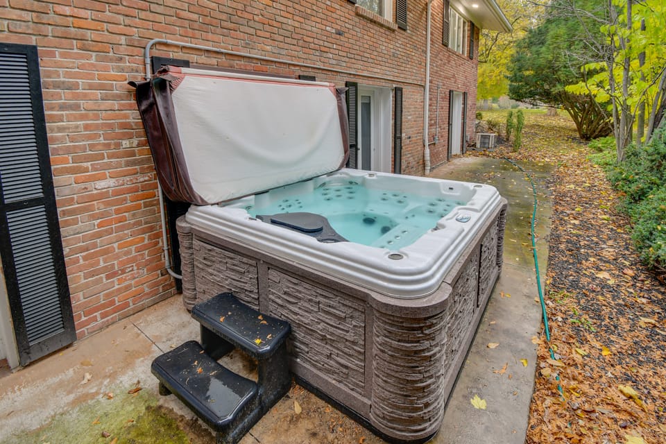 Spacious Rochester Home w/ Heated Pool & Hot Tub! House in Brighton