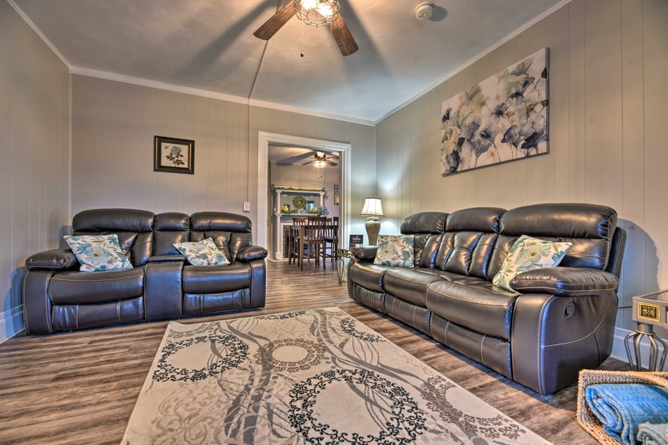 Walk to Niagara Falls! Family Home w/ Yard Apartment in Niagara Falls