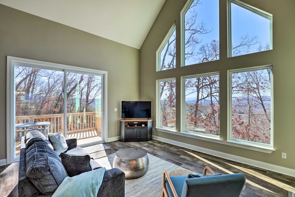 Mtn Views, Walkable Location: Asheville Retreat! House in Woodfin