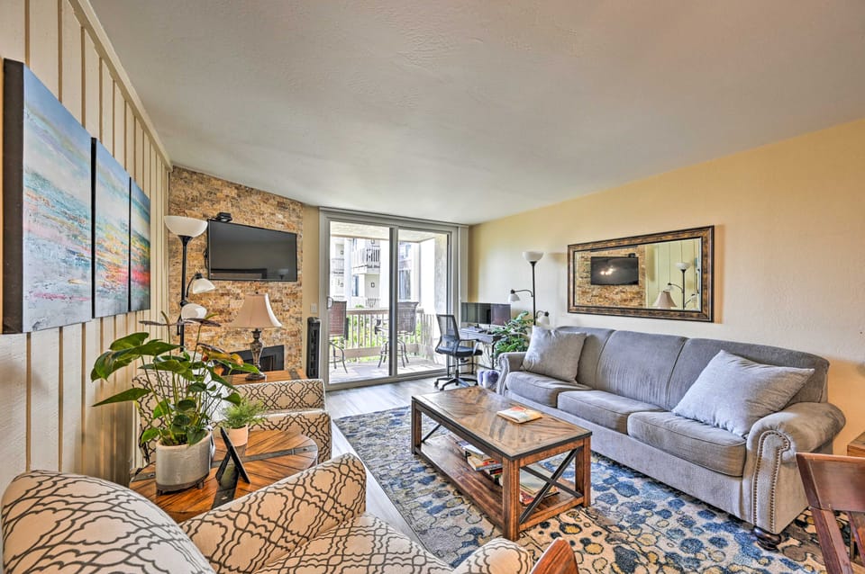 'Deja Blue' Oceanside Condo on Beach w/ Pools! Apartment in Oceanside
