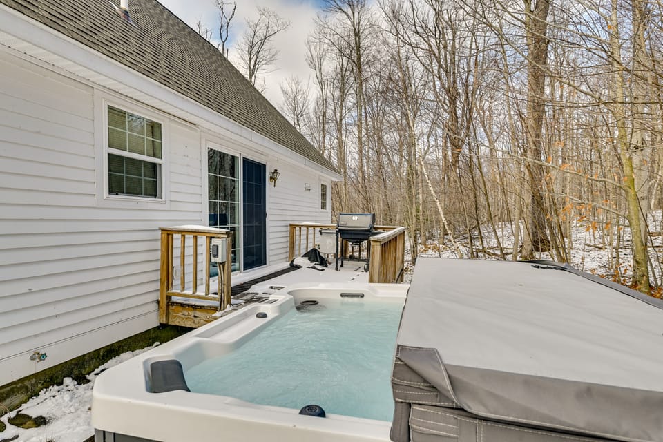 5 Mi to Mt Snow: West Dover Getaway w/ Hot Tub House in West Dover