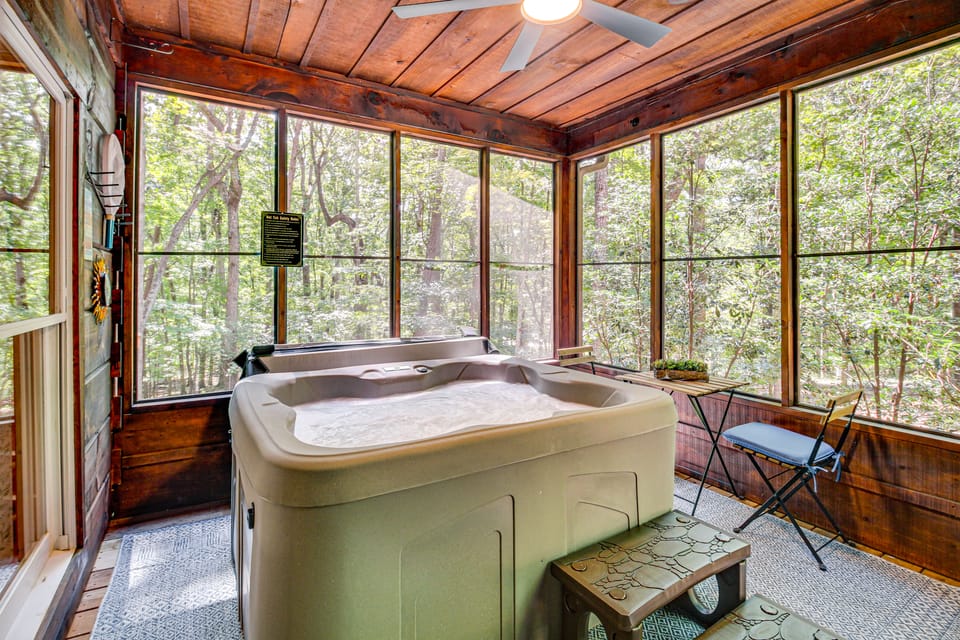 North Georgia Cabin w/ Hot Tub & Community Perks! House in Georgia