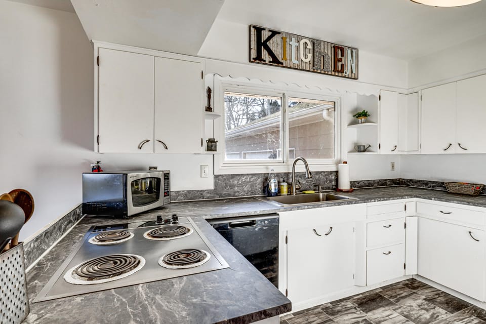 Secluded Albany Escape, Pet Friendly w/ Fee House in Willamette Valley