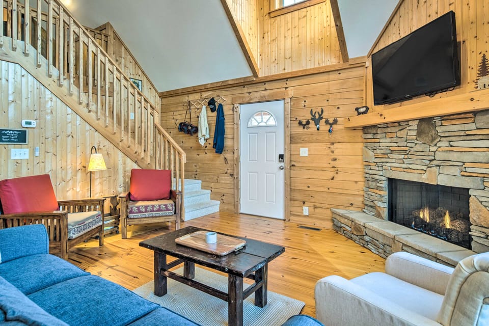 10 Mi to Lake Lure: Mtn-View Cabin w/ Deck & Loft! House in Tennessee