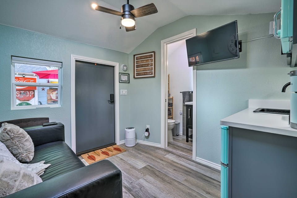 San Antonio Tiny Home, 4 Mi to Brackenridge Park Cottage in San Antonio