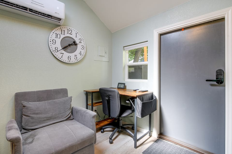 San Antonio Tiny Home, 4 Mi to Brackenridge Park Cottage in San Antonio