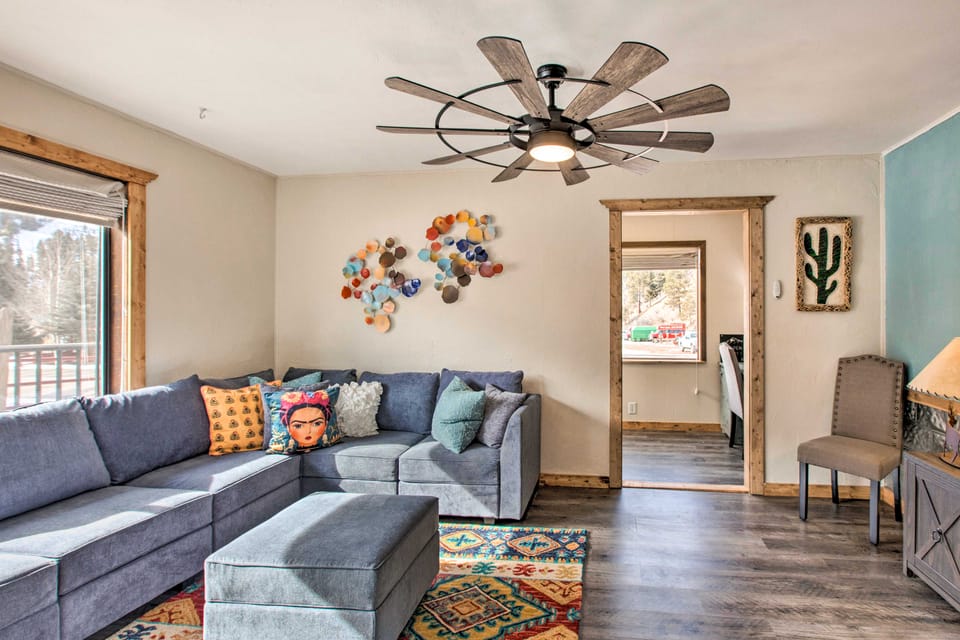 Walk to Main St & Riverfront Trail: Mtn-View Condo Apartment in Red River