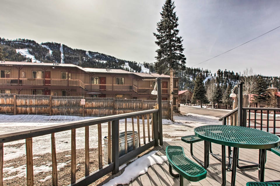 Walk to Main St & Riverfront Trail: Mtn-View Condo Apartment in Red River