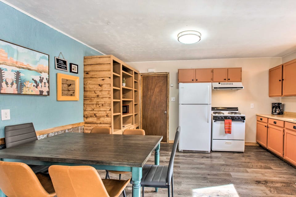 Walk to Main St & Riverfront Trail: Mtn-View Condo Apartment in Red River
