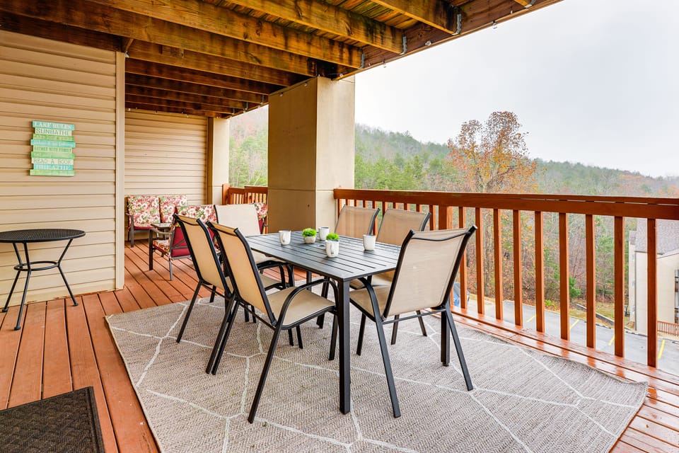 1 Mi to Silver Dollar City! Lake-View Family Haven Apartment in Indian Point