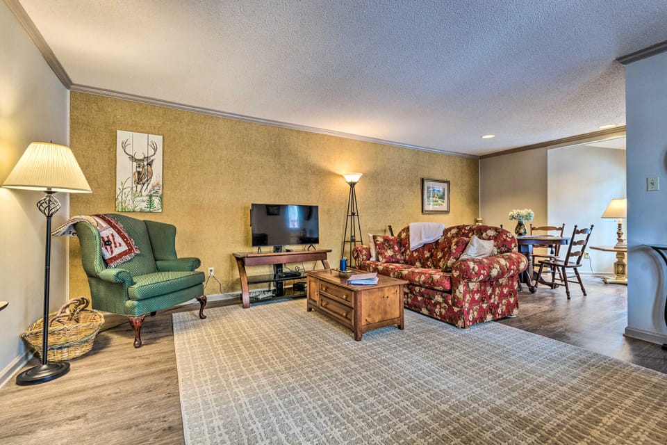 Single-Story Fairfield Bay Condo w/ Deck! Apartment in Fairfield Bay