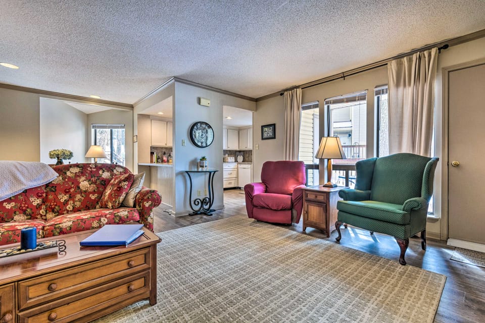 Single-Story Fairfield Bay Condo w/ Deck! Apartment in Fairfield Bay