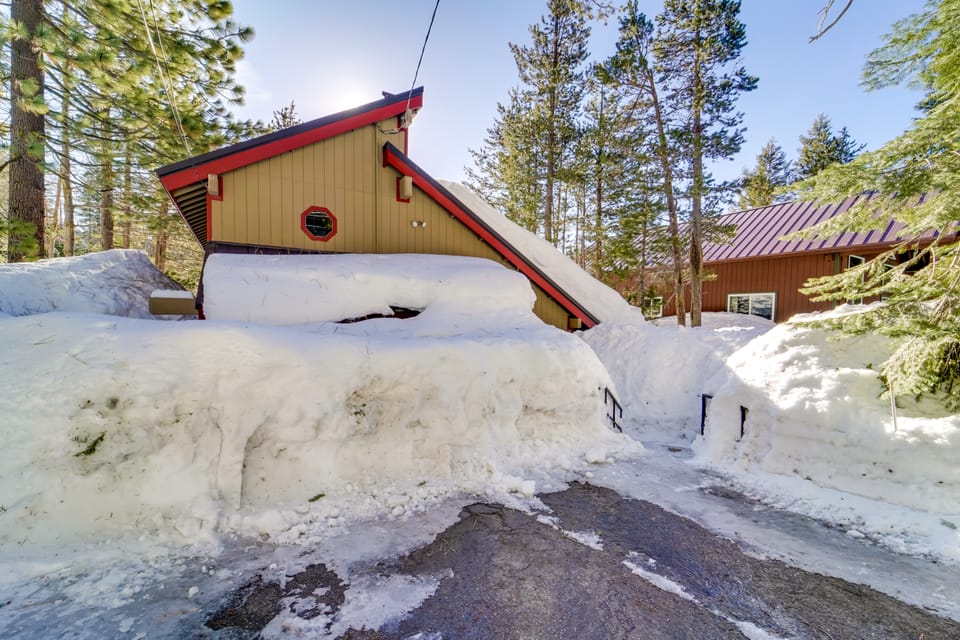 6 Mi to Sugar Bowl Resort: Soda Springs Cabin! House in Sierra Nevada