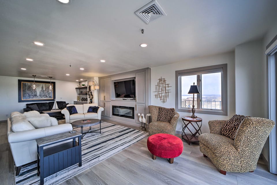 Balcony & Lake View: Modern Condo in Monkey Island Apartment in Grove