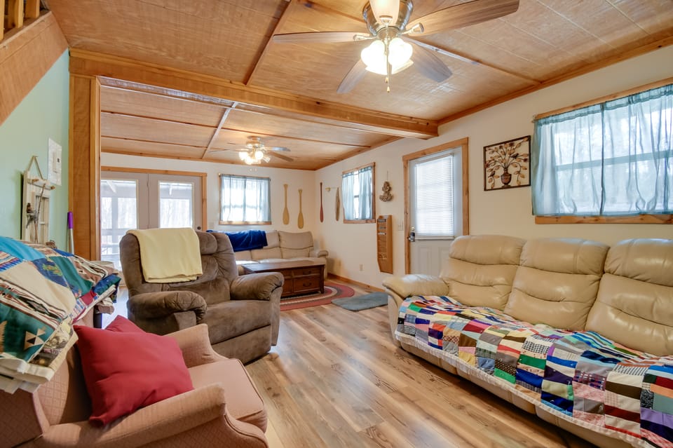 3 Mi to Cave Run Lake! Nature-Centric Family Cabin House in Kentucky