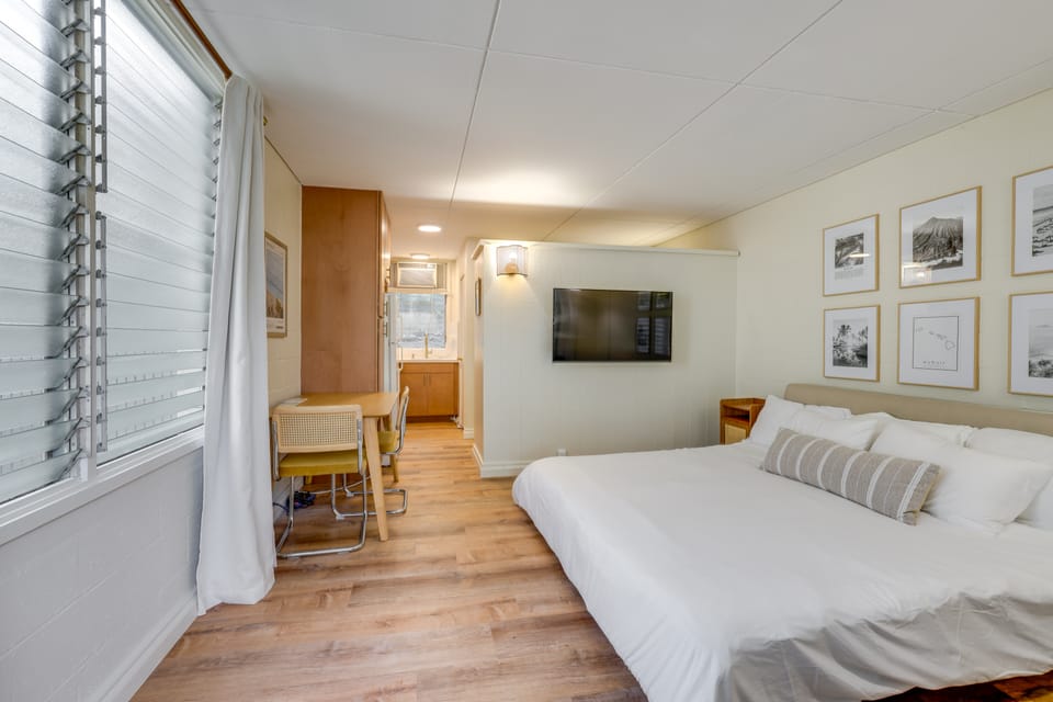 Honolulu Vacation Rental: Walk to Beaches Apartment in Honolulu