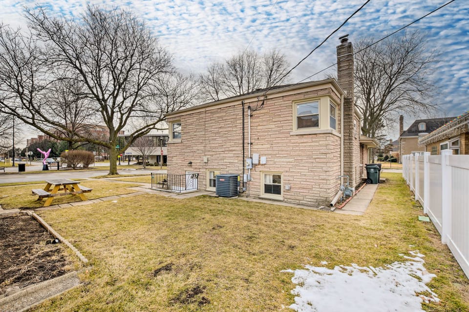 Cozy Skokie Home ~ 16 Mi to Downtown Chicago! House in Skokie