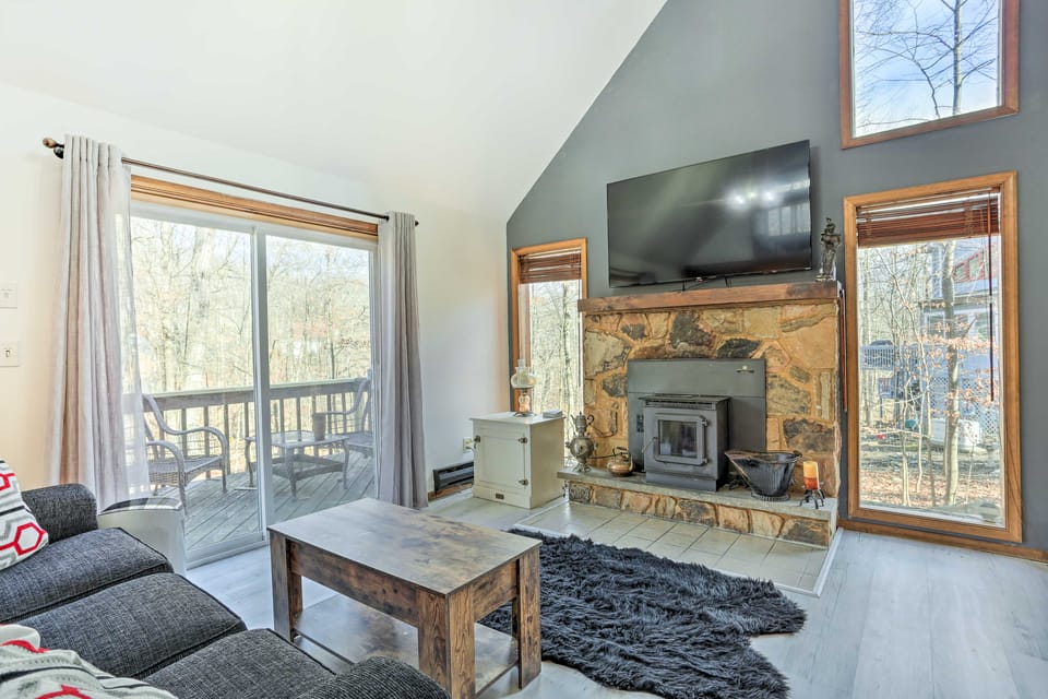 4 Mi to Tubing: Cozy Bushkill Cabin w/ Deck! House in Middle Smithfield