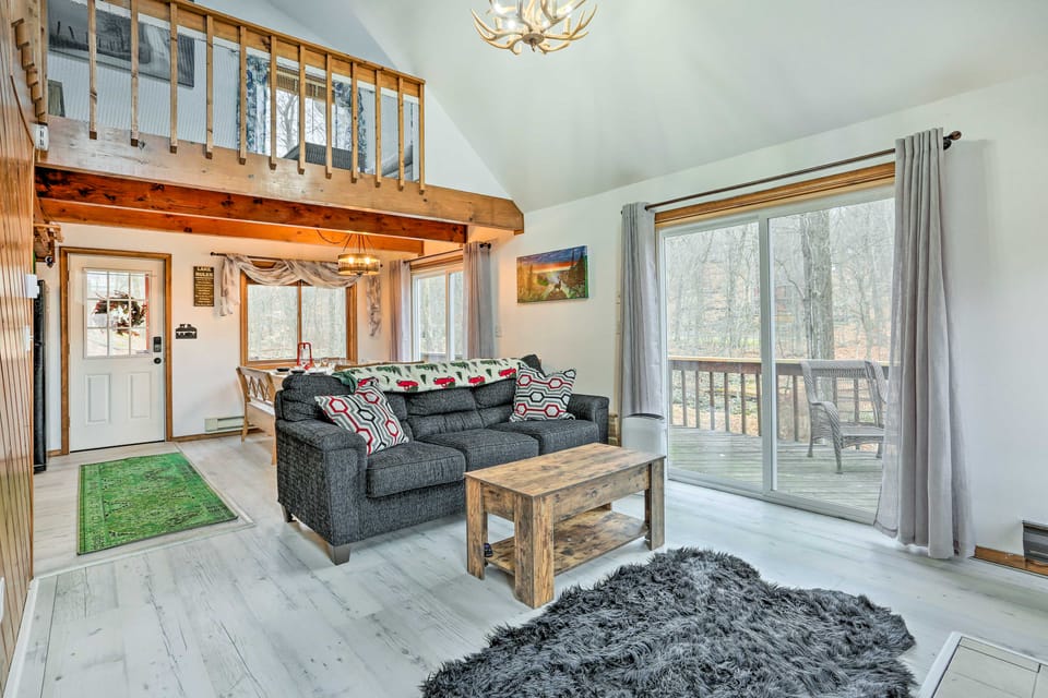 4 Mi to Tubing: Cozy Bushkill Cabin w/ Deck! House in Middle Smithfield