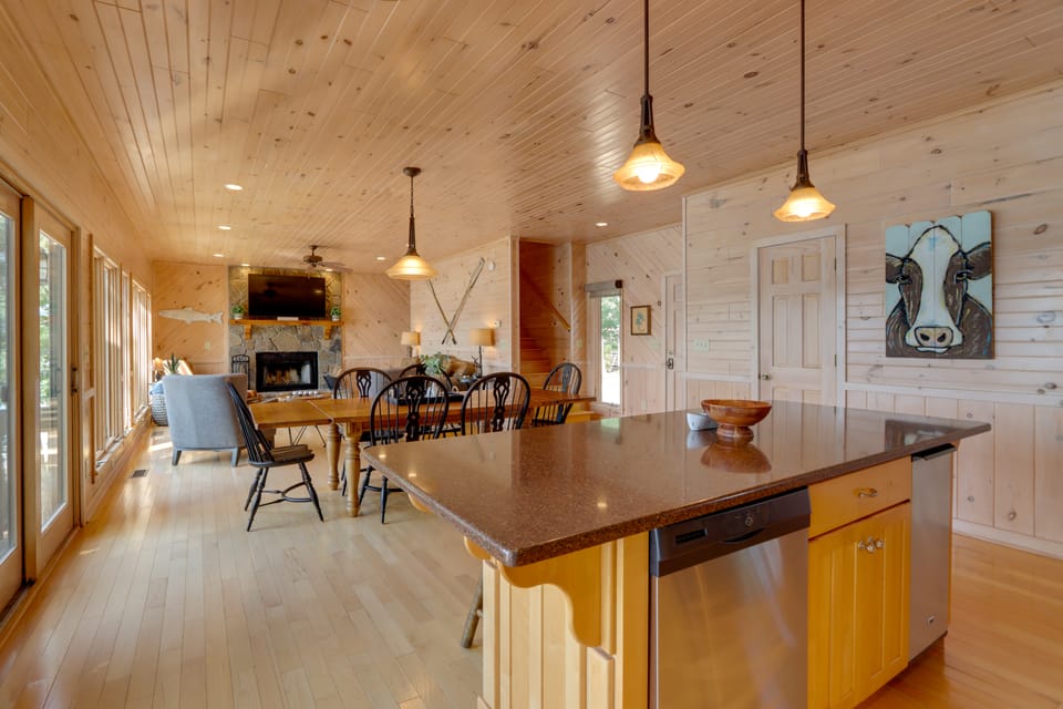 Mountain View Cabin on Lake Blue Ridge: Hot Tub! House in Blue Ridge Lake
