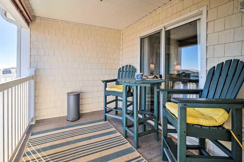 Oak Island Condo - Walk to the Beach! Apartment in Oak Island