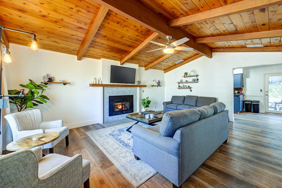 Walk to Dtwn! Dog-Friendly Oakhurst Gem w/ Yard House in Oakhurst