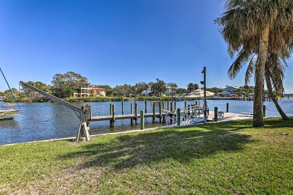 Pool, Dock & Kayaks: Waterfront Palmetto Home House in Palmetto