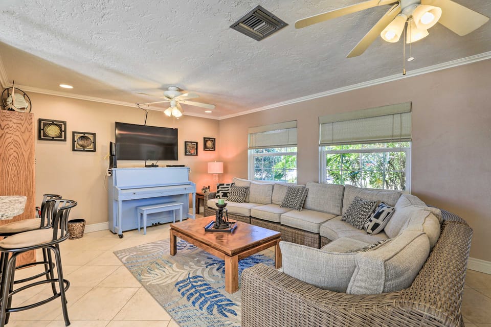 Pool, Dock & Kayaks: Waterfront Palmetto Home House in Palmetto