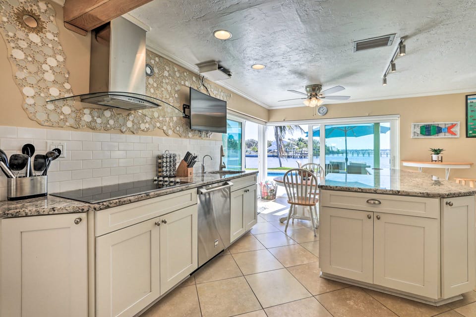 Pool, Dock & Kayaks: Waterfront Palmetto Home House in Palmetto
