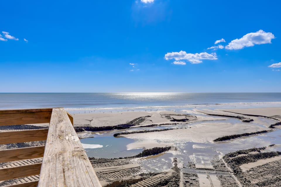 Beachfront Family Condo w/ Stunning Views! Apartment in North Topsail Beach