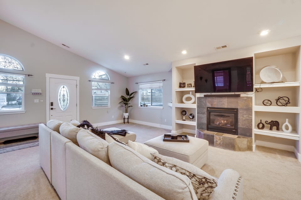 Near Red Rocks: Golden Getaway w/ Deck! House in Lakewood