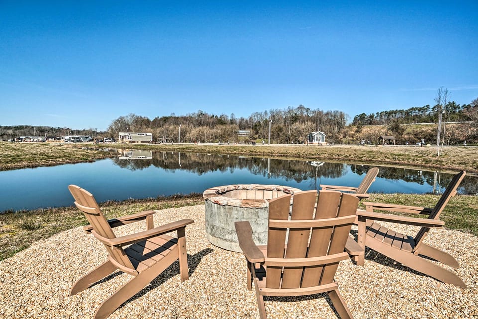 Peaceful Deck & Pool Access! Blue Ridge Tiny Home House in Georgia