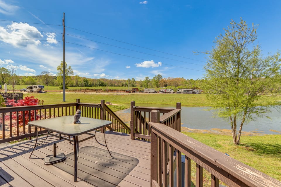 Peaceful Deck & Pool Access! Blue Ridge Tiny Home House in Georgia