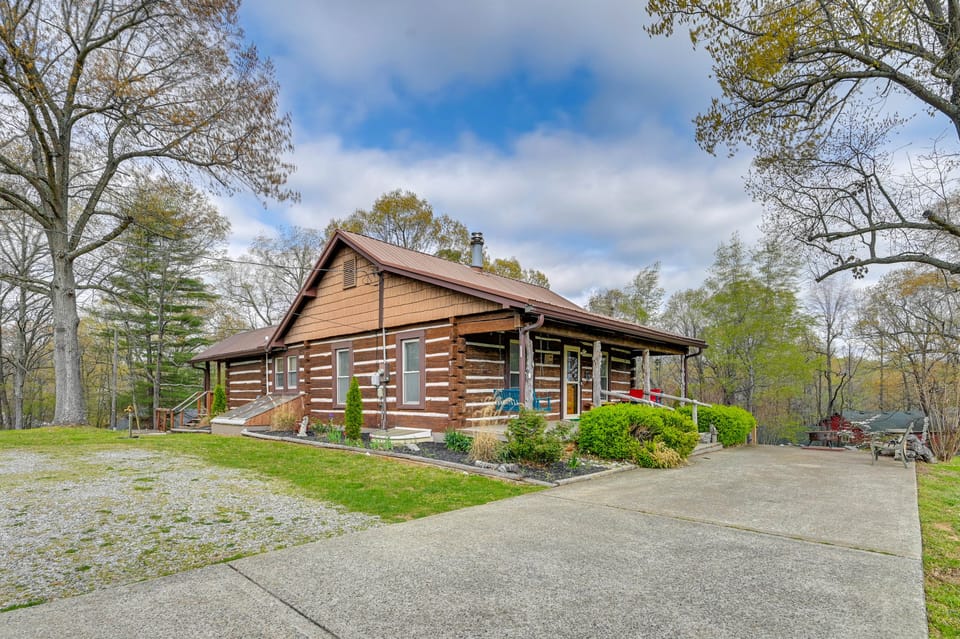 Country Escape: Log Cabin Near Kentucky Lake! House in Kentucky