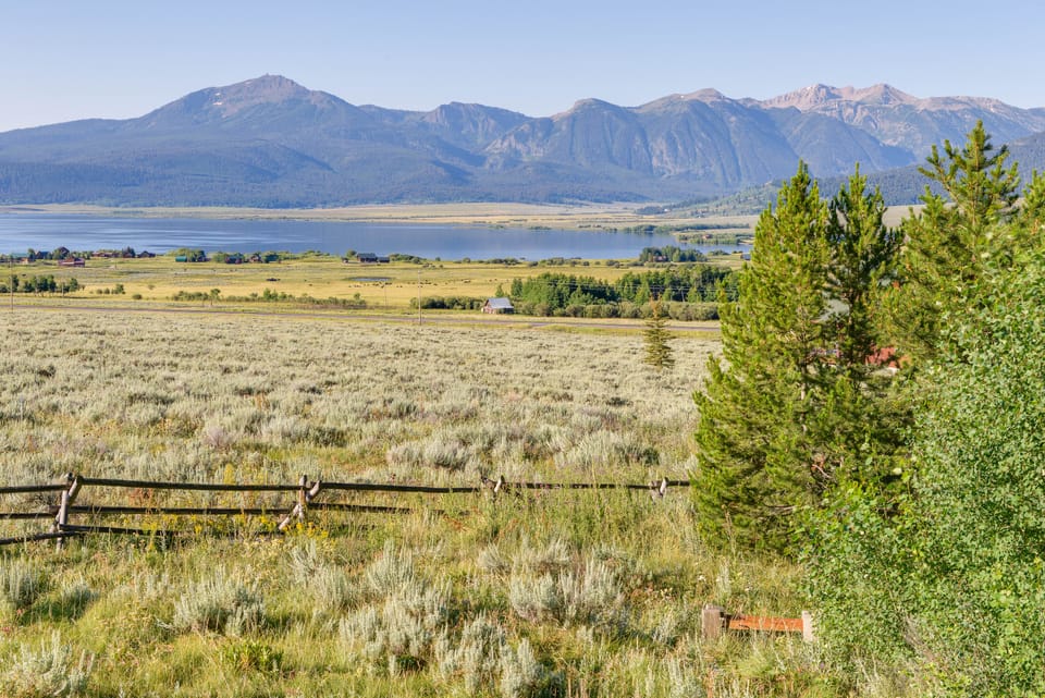 Cozy Island Park Cabin, 20 Mi to Yellowstone! House in Idaho