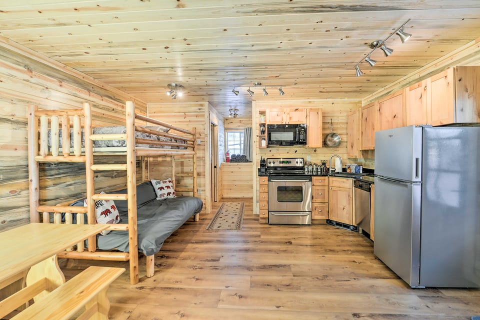 Cozy Island Park Cabin, 20 Mi to Yellowstone! House in Idaho