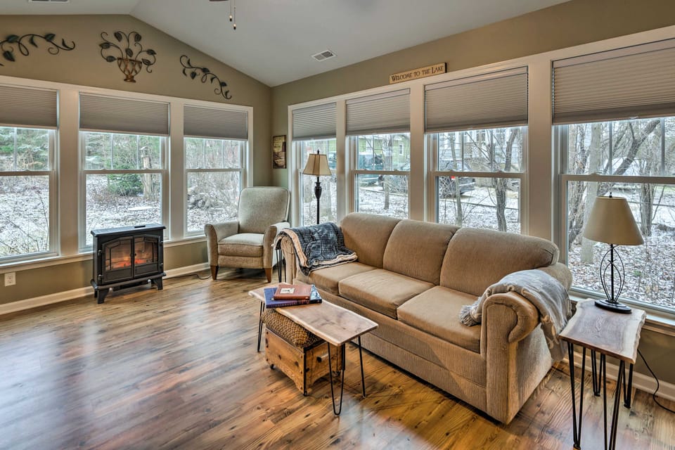 Pet-Friendly Extended Stay Walk to Delavan Lake House in Wisconsin