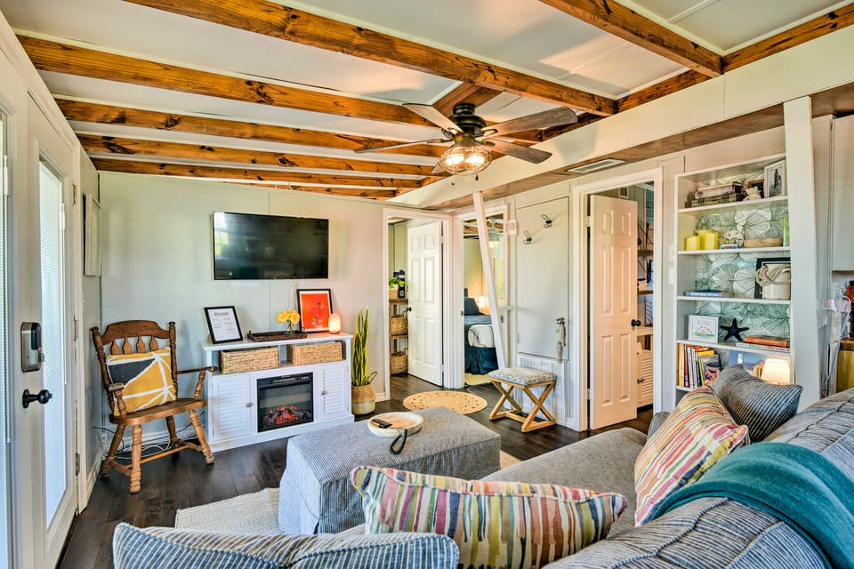 Steps to Sand: Surfside Beach Gem w/ Large Yard Cottage in Surfside Beach