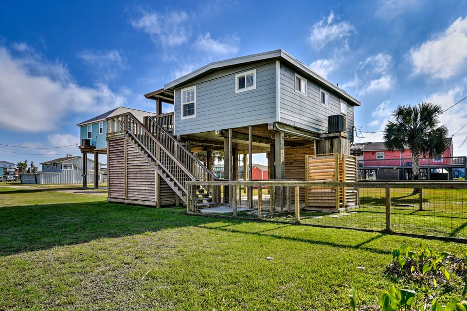 Steps to Sand: Surfside Beach Gem w/ Large Yard Cottage in Surfside Beach